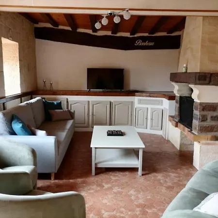 En Campagne Rénové Avec Cheminée, Grands Jardins, Wifi, Près D'un Village Médiéval. - Fr-1-410-334 *